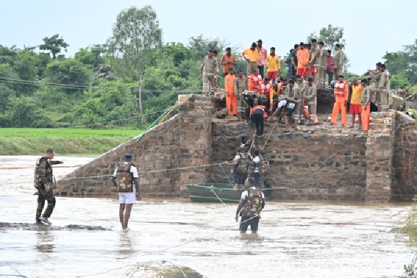 Army rescues eight people trapped in Telangana floods