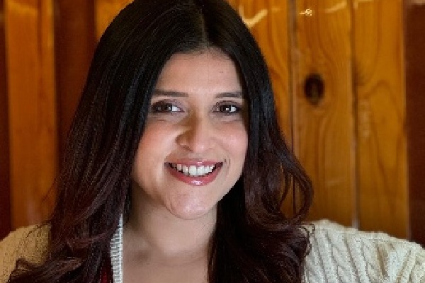 Mannara Chopra reveals she shot for the 'Gun Gunate Chale Mausam' song 26 hours straight