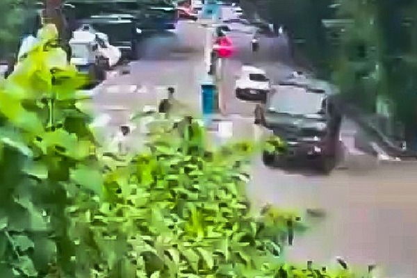 Indian Army truck driver booked for rash driving after escaping collision with Kolkata Police Commissioner's vehicle (Ld)