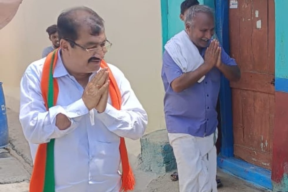 K'taka MLA says woman SP acts like pet dog of Cong leaders; FIR slapped by police