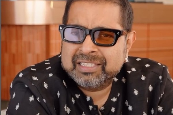 Shankar Mahadevan pays tribute to Tabla legend Zakir Hussain during Ganeshotsav festivities at his home