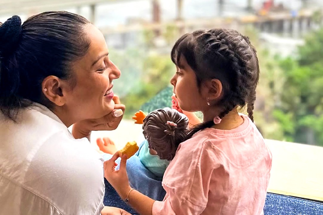 Bipasha Basu indulges in 'never ending' chats with her baby girl Devi