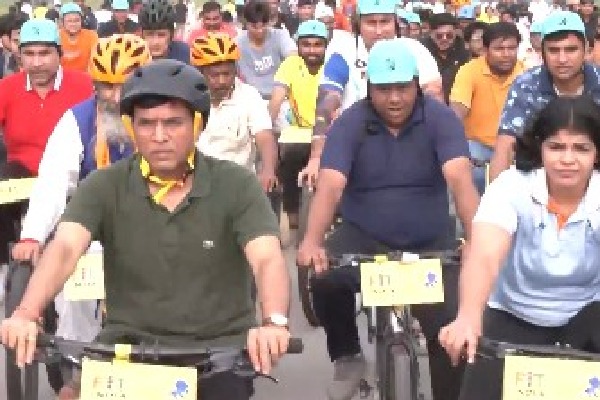 Fit India-Sundays on Cycle with 'Garv se Swadeshi' theme sees massive participation