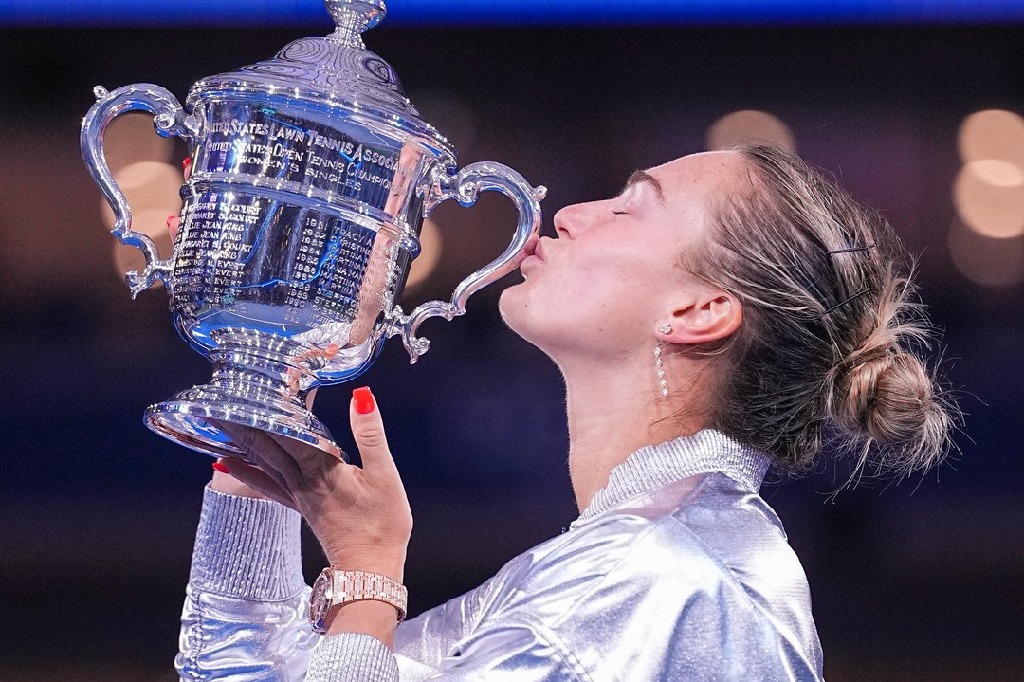 US Open: Sabalenka defends crown with win over Anisimova