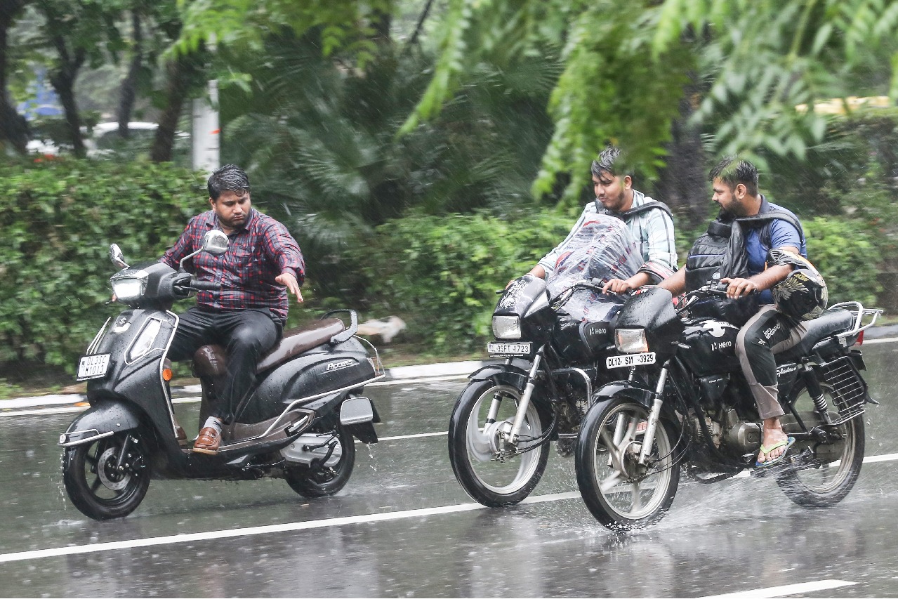 2-wheeler sales in India cross 13.7 lakh units in Aug, up 2.18 pc ahead of GST reforms