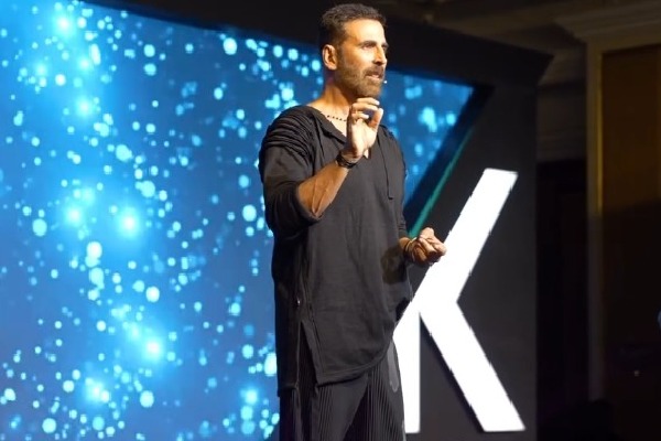 Akshay Kumar reveals who he ‘loves more’