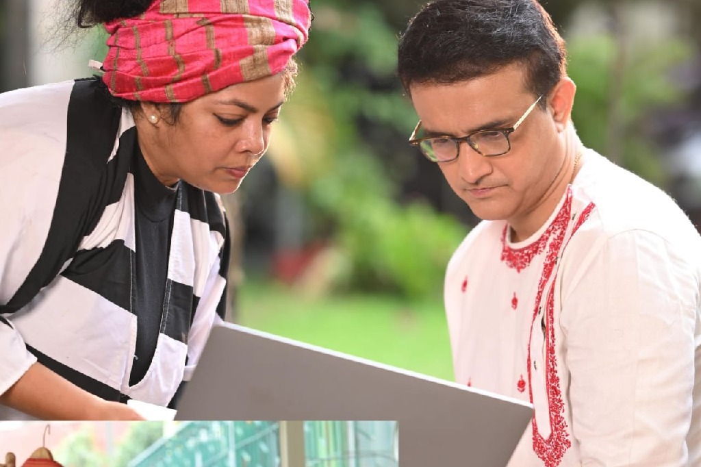 Sourav Ganguly's ethnic charisma sets social media on fire, and fans can't keep calm!