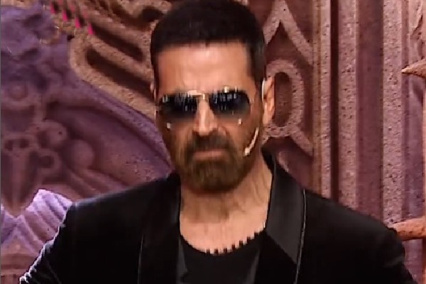 Akshay Kumar asks Shehbaz Badesha to teach Mridul how to “french kiss”