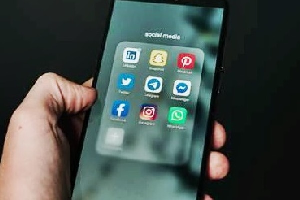 Social media platforms required to deactivate accounts of under-16s under Australian ban