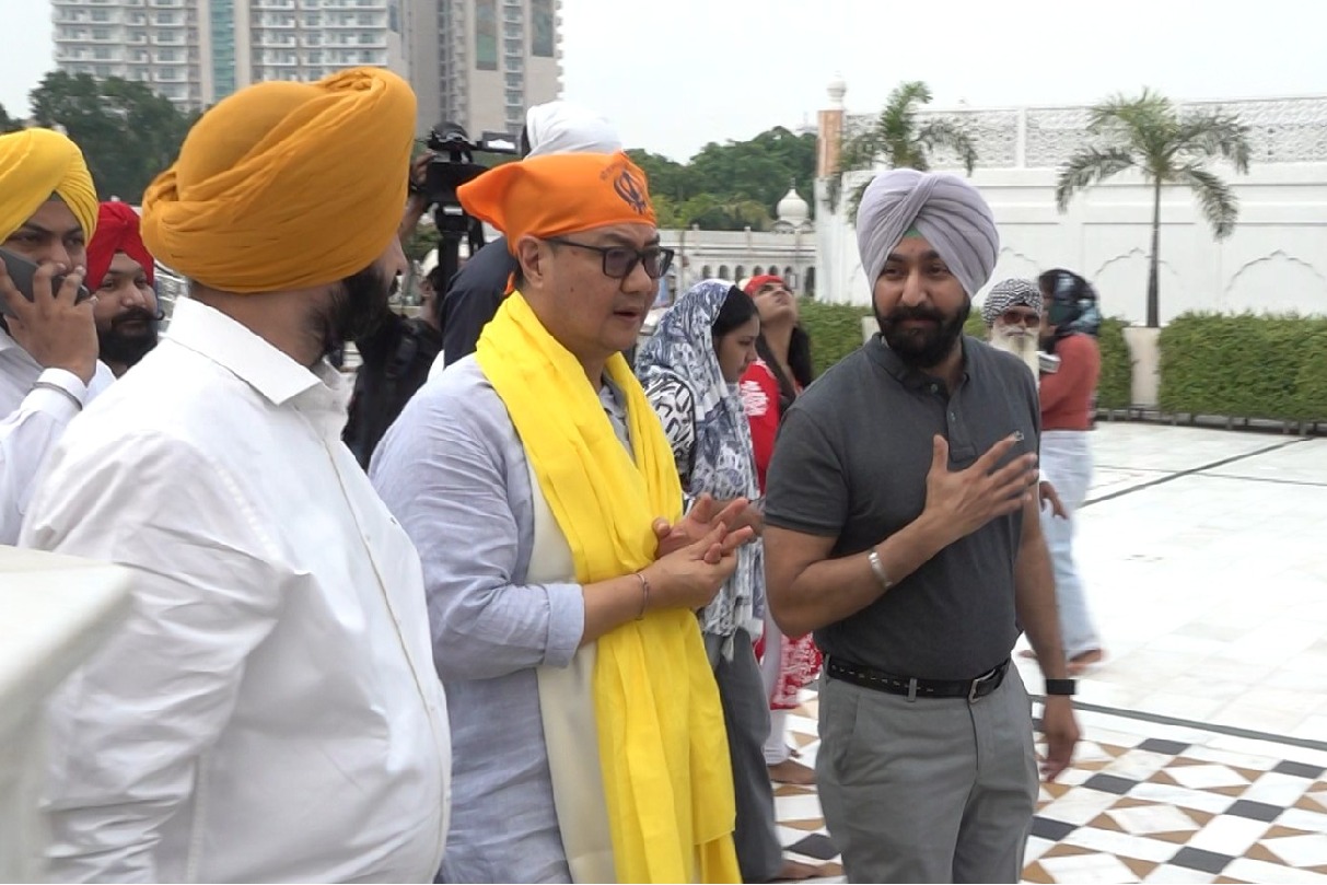 Kiren Rijiju prays at Delhi's historic Gurdwara for PM Modi’s long, healthy life
