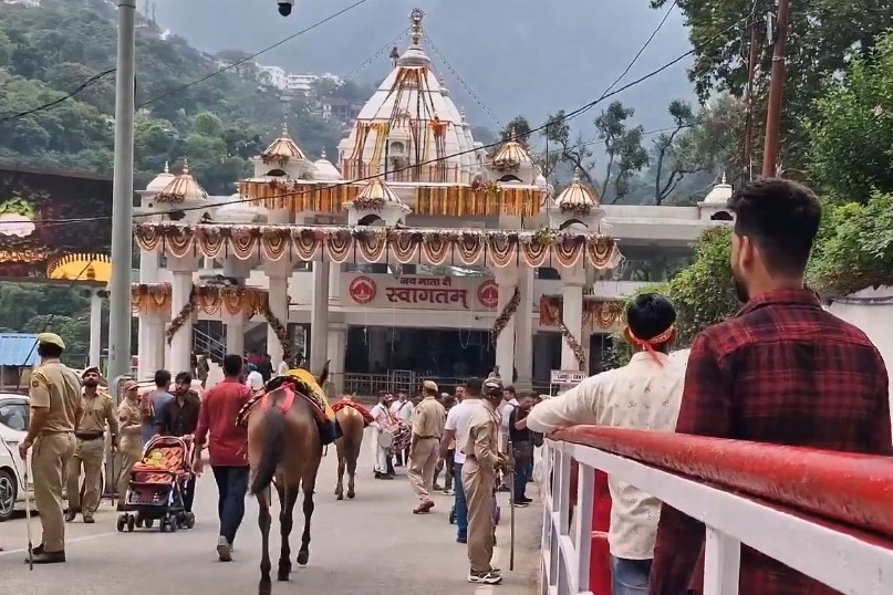 Navratri begins with grandeur as devotees throng temples across India