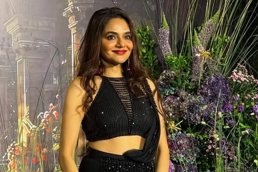 Madhoo walks 110 kms while on a spiritual journey in Spain with childhood friends