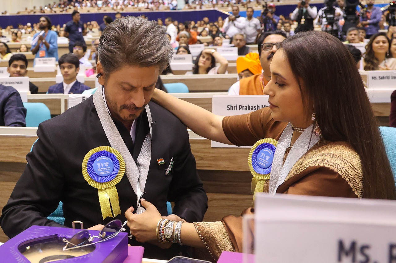 Rani Mukerji fixes lanyard of SRK’s National Award