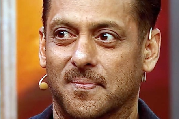 Bigg Boss 19: Salman Khan playfully teases Jahnvi Kapoor about her relationship with Shikhar Pahariya