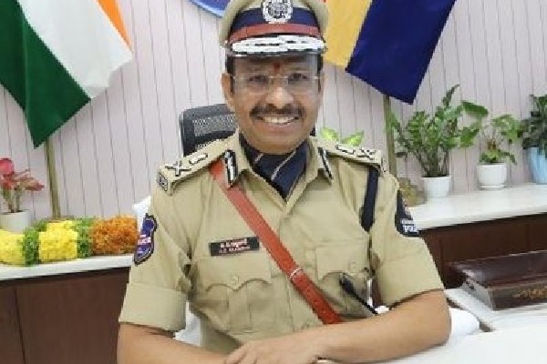 Hyderabad Police Commissioner advises women to be cautious in digital space