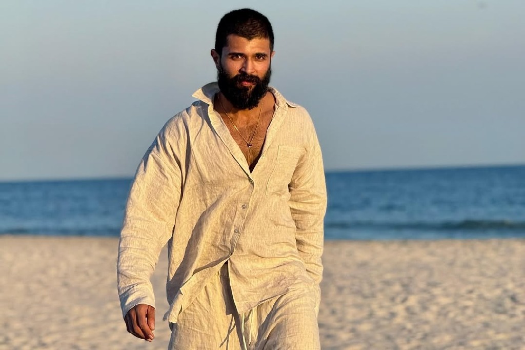 Vijay Deverakonda says 'All is well' after his car meets with an accident, admits his head hurts