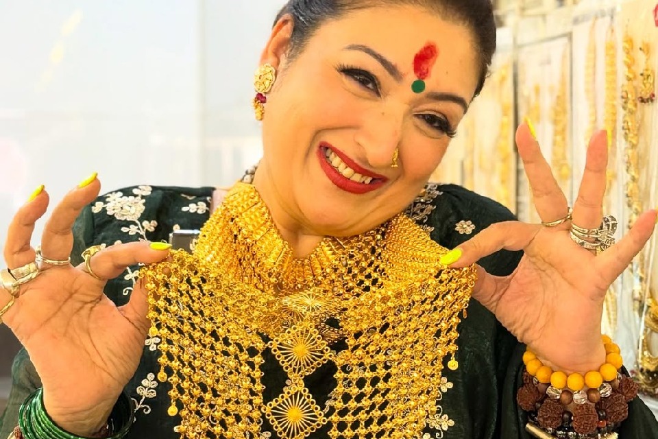 Govinda gifts wife Sunita Ahuja heavy gold necklace on Karwa Chauth, latter flaunts on social media