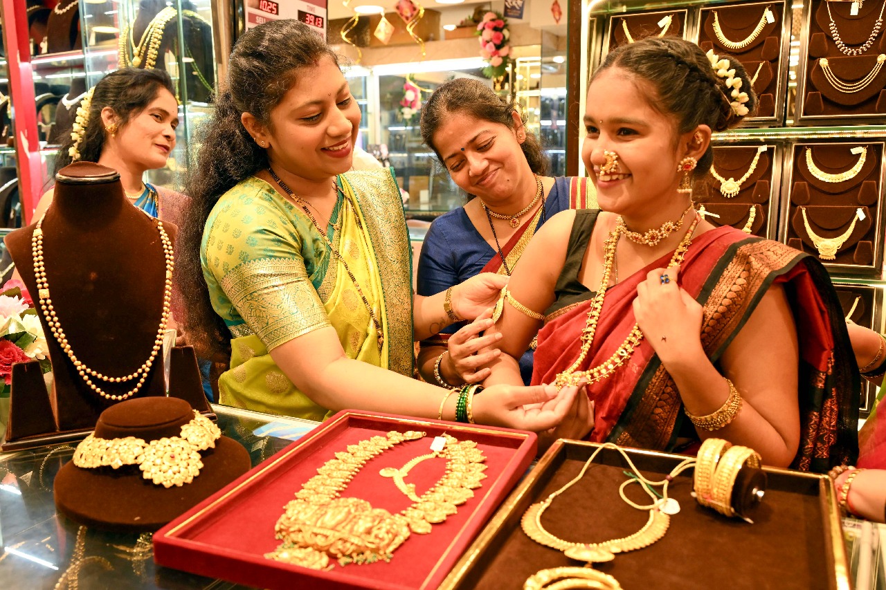 Silver crosses Rs 1.64 lakh level, gold surges by over Rs 2,000 this week