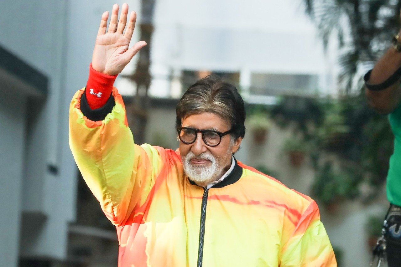 Big B is humbled after receiving the Black Lady along with wife Jaya & Abhishek