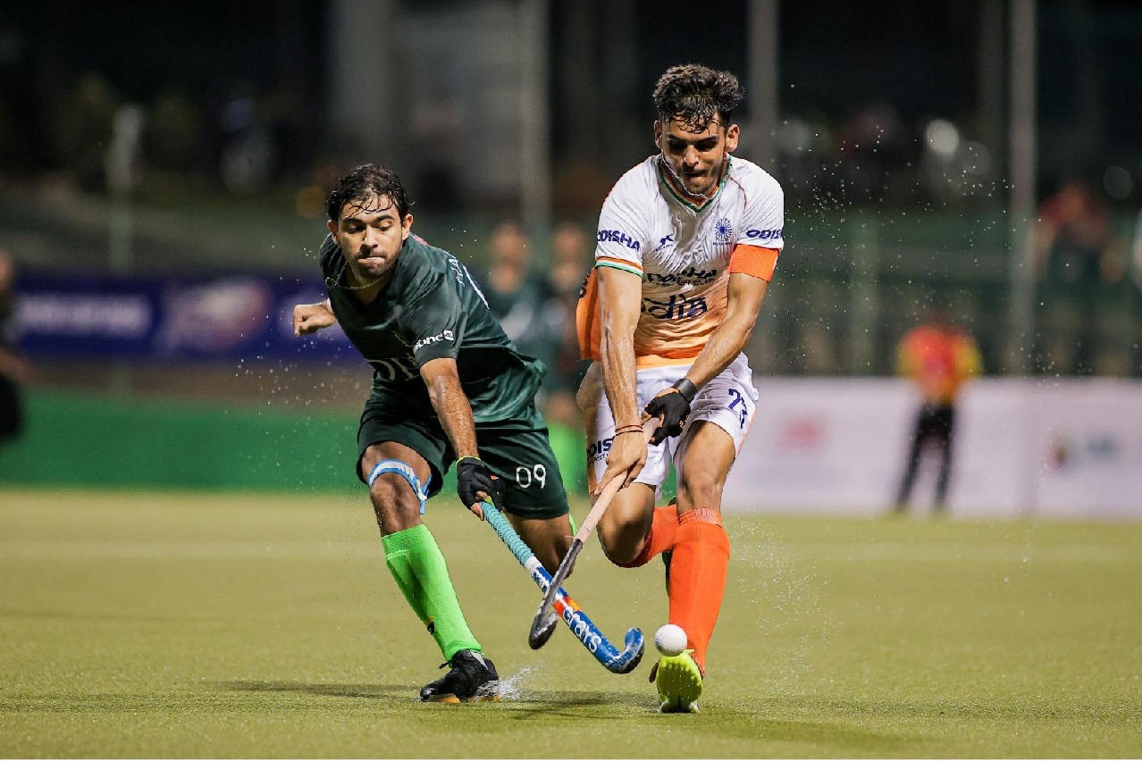 After Asia Cup tensions, India and Pakistan hockey players exchange high-fives