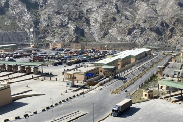 Pakistan, Afghan forces exchange heavy fire near border