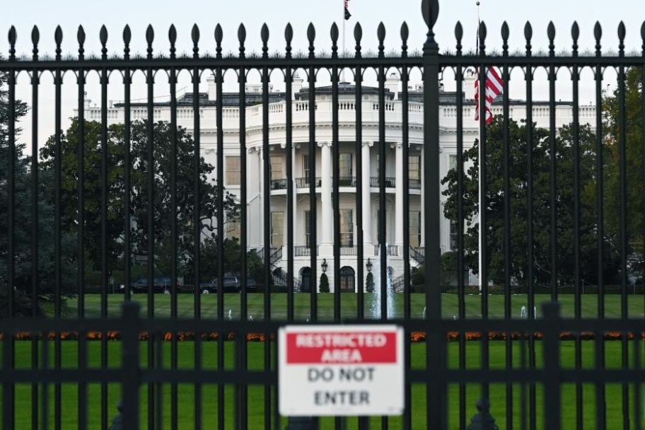 Man crashes car into White House security gate, taken into custody