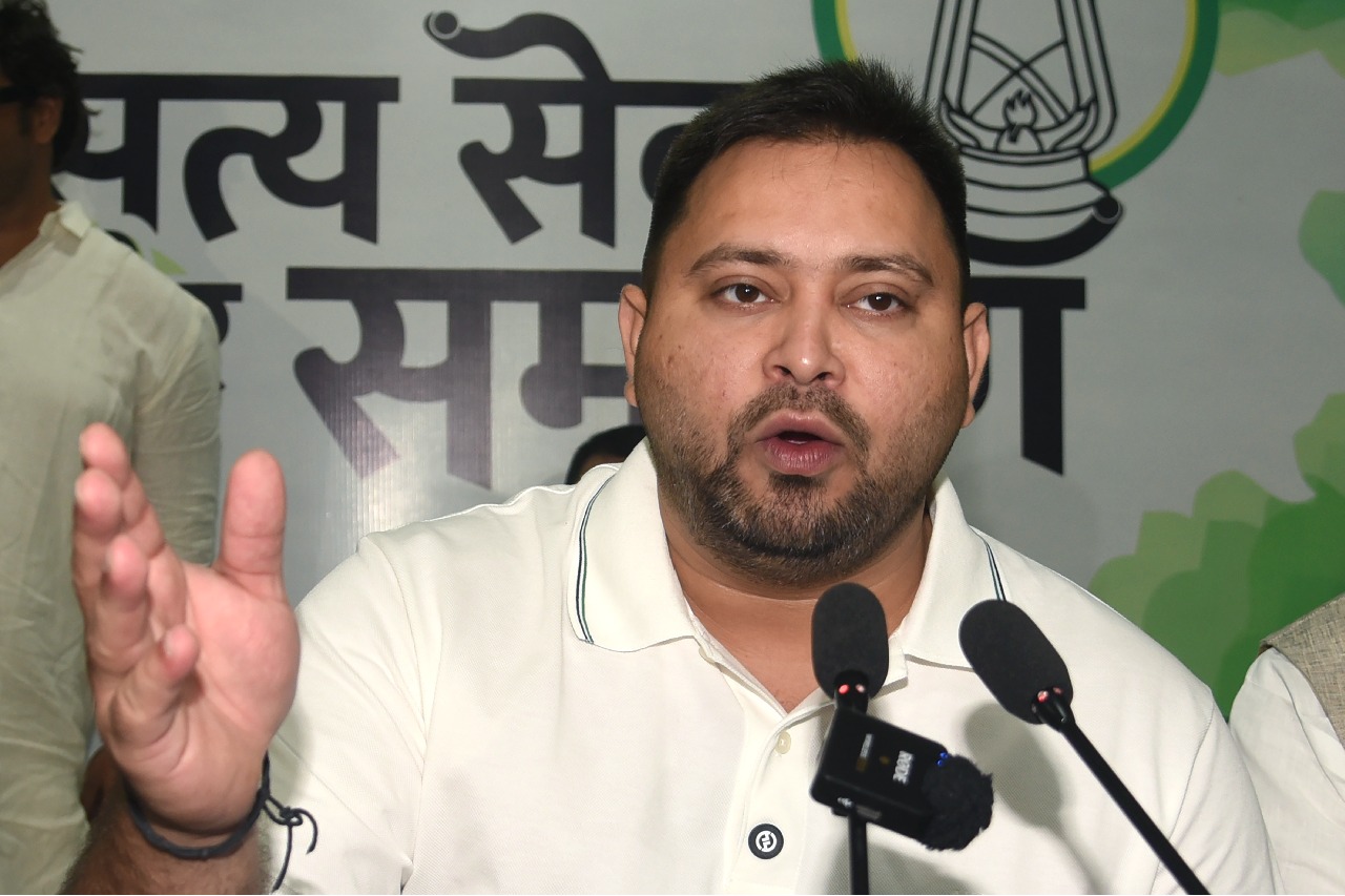 Tejashwi Yadav promises permanent jobs for contractual employees; Rs 30,000 salary for Jivika Didis if voted to power