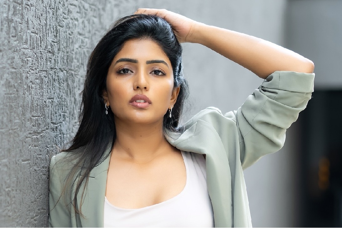 3 Roses review poster