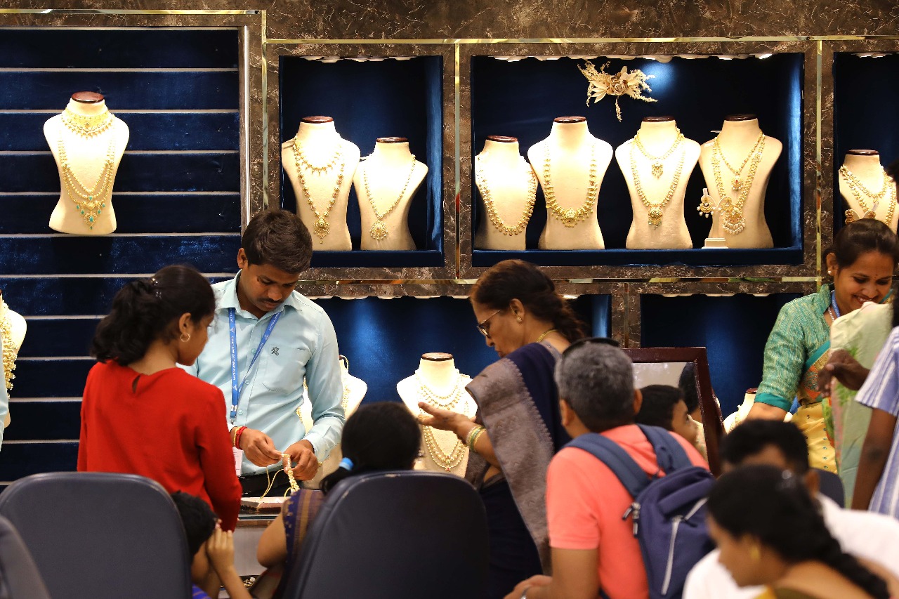 Gold records first weekly loss after nine-week surge