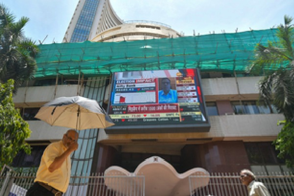 Sensex, Nifty end lower as global cues weigh on sentiment