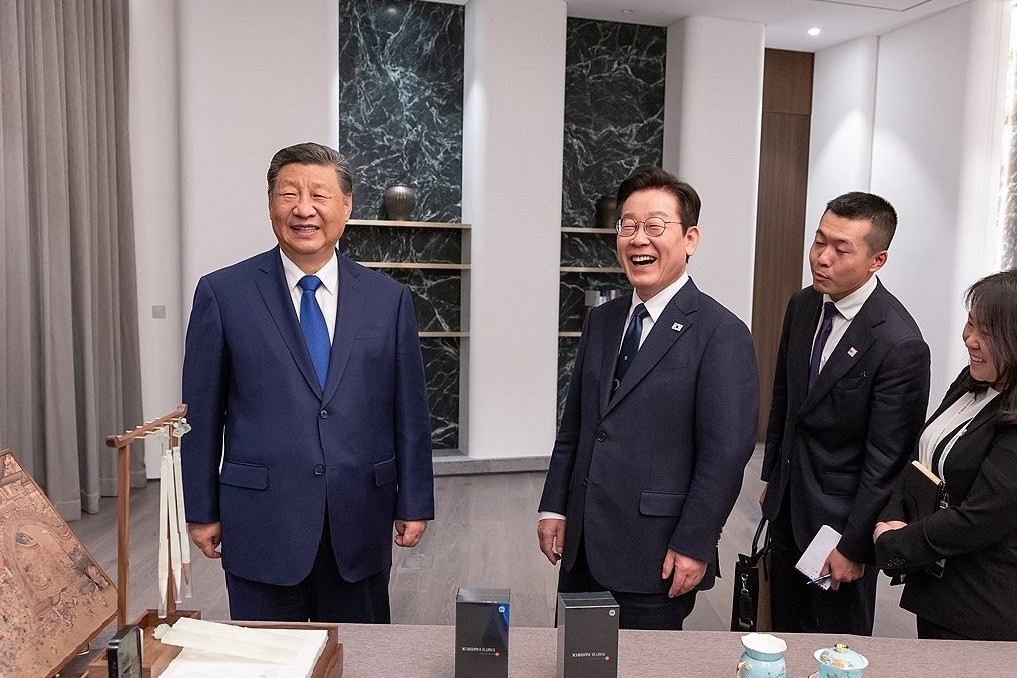 S. Korean President Lee gets Xiaomi smartphones as gift from Xi Jinping, quips about security