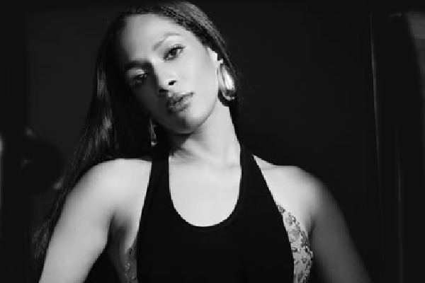 Kareena Kapoor wishes 'firecracker' Masaba Gupta as she turns a year older