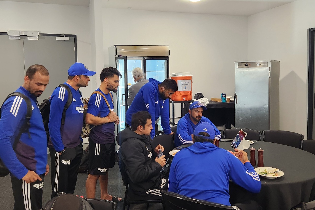 Indian team watches IND-SA final from Hobart to shower support to home side