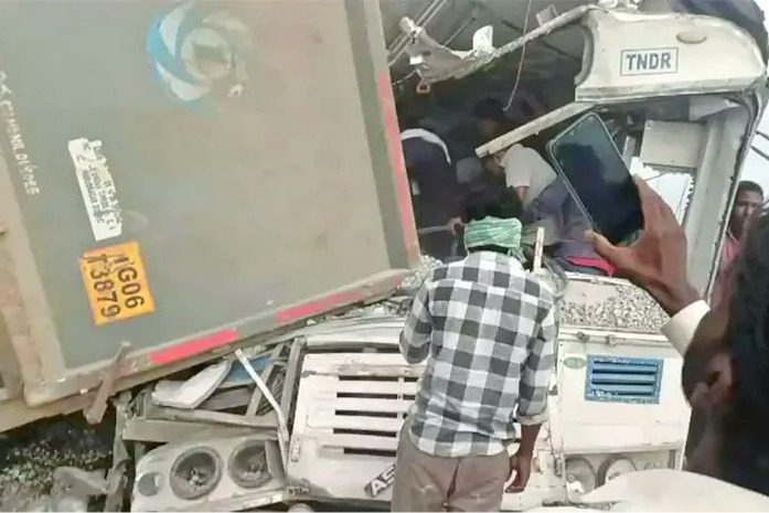 15 killed in bus-truck collision in Telangana's Rangareddy