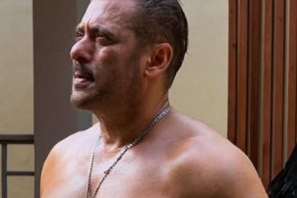 Salman Khan drops his 'shirtless' pics, fans go gaga