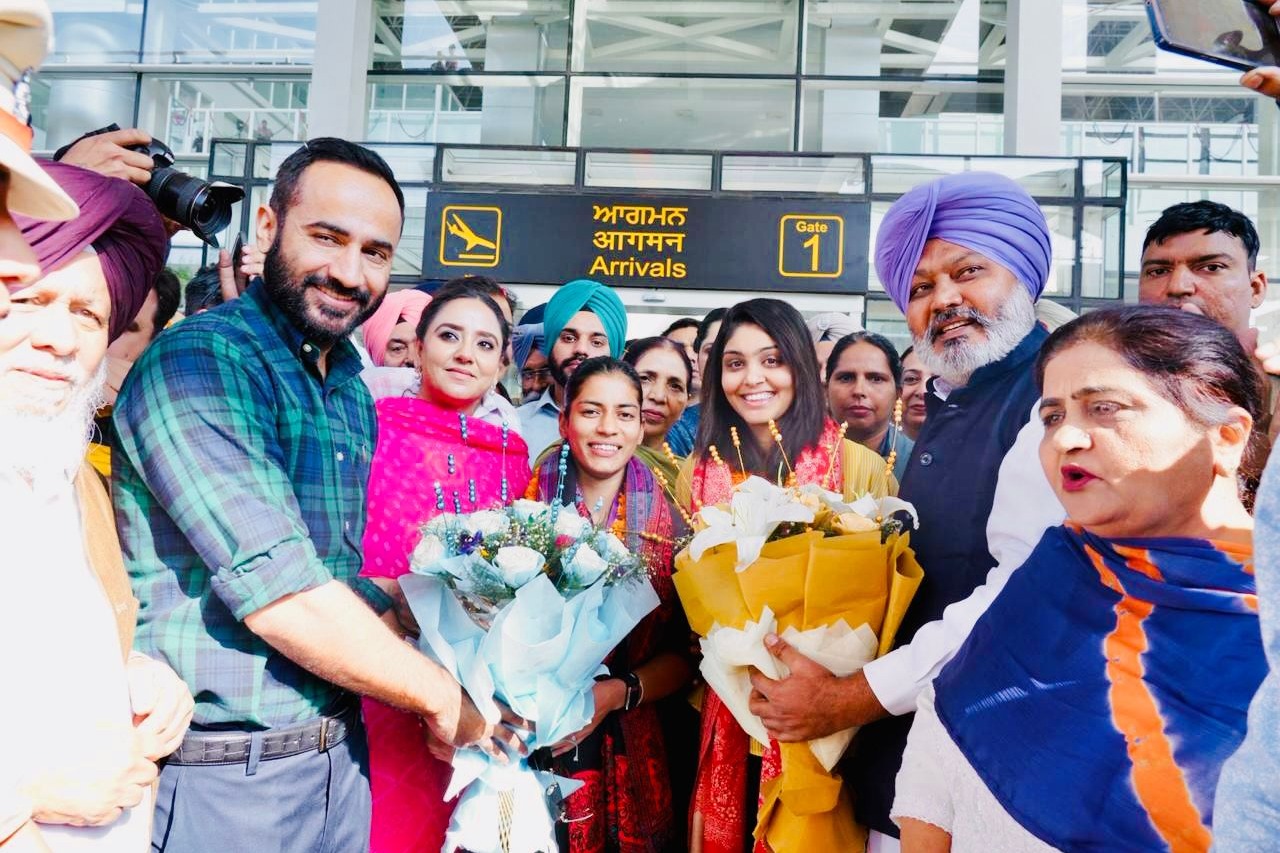 Two World Cup cricketers get warm welcome on reaching Punjab