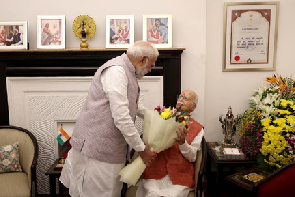 PM Modi meets Bharat Ratna LK Advani, extends birthday wishes