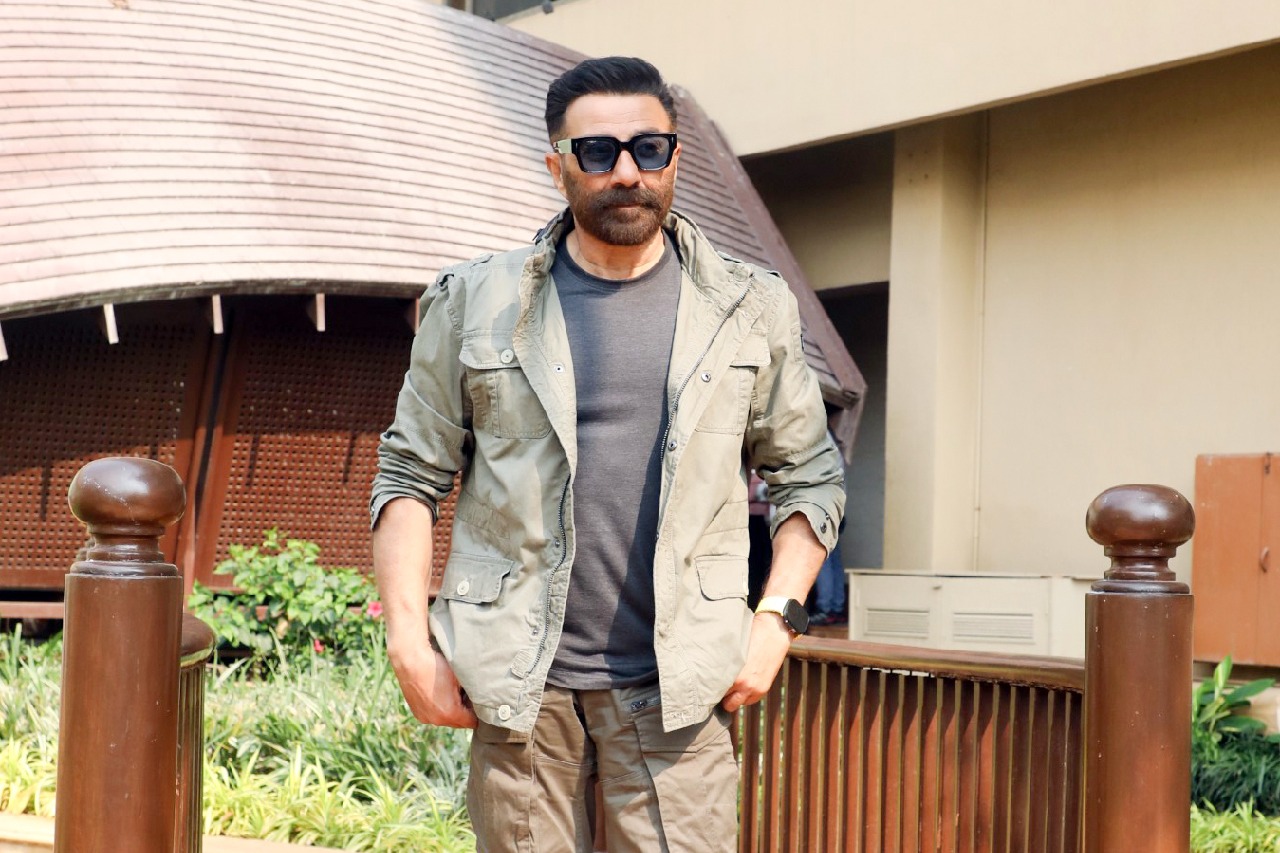 Sunny Deol arrives at hospital with son to see father Dharmendra