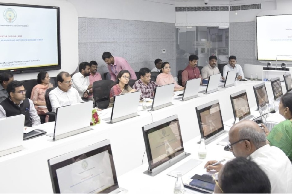 Cyclone Montha caused Rs 6,384 crore in damage, Andhra tells Central team