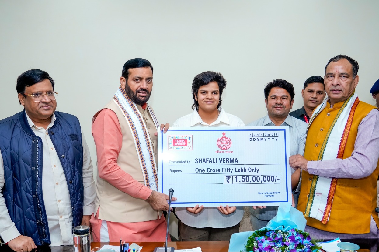 Haryana CM Saini gives Rs 1.50 crore cheque to cricketer Shafali Verma