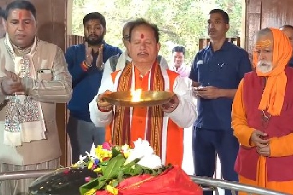 Bihar election results: Deputy CM, BJP candidate Vijay Sinha offers prayers ahead of vote counting