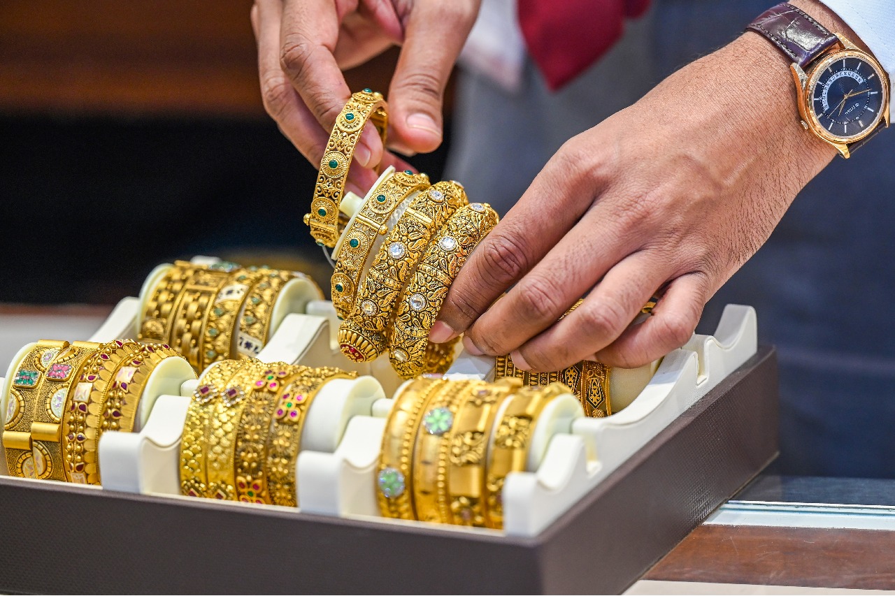 Gold breaks weekly losing streak but falls after US govt shutdown ends