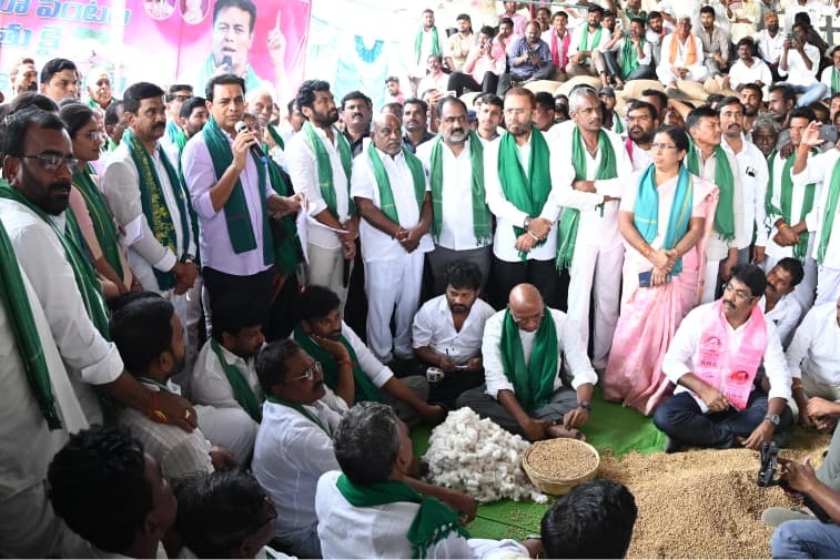 KTR meets cotton farmers, flays Centre, Telangana govt for 'ignoring' their pleas