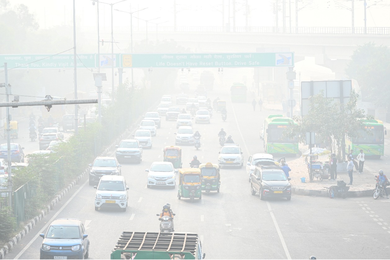 Delhi-NCR chokes on toxic smog as AQI slips into 'severe' zone, goes over 400 in hotspots