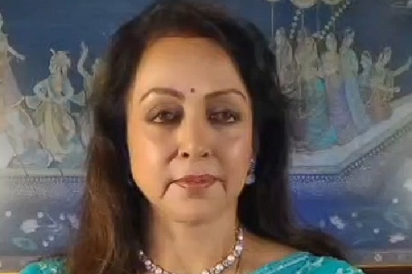 Hema Malini, daughter Esha Deol seen with folded hands after Dharmendra’s cremation