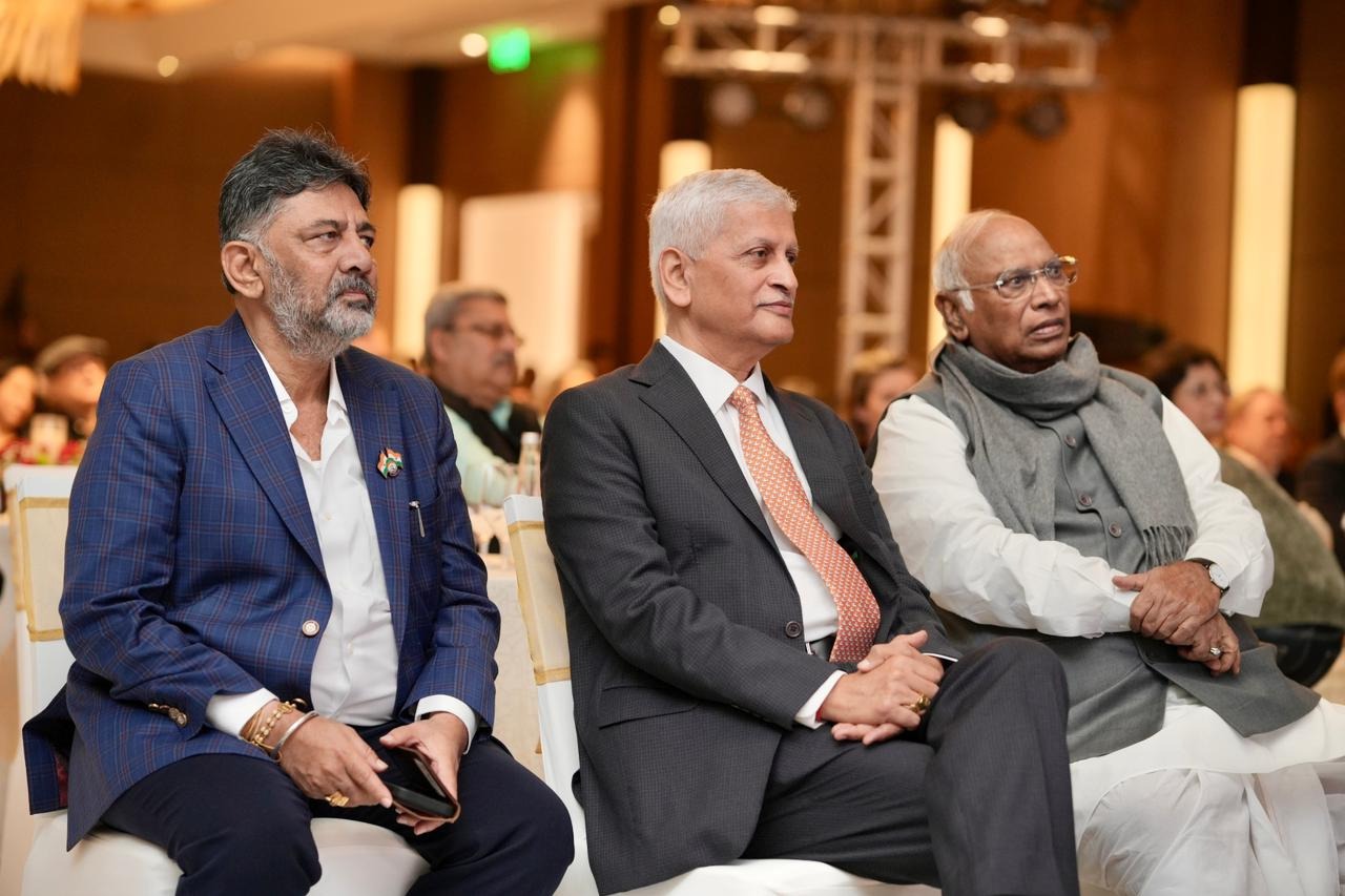 Amid Karnataka leadership tussle, speculation spreads as Shivakumar travels with Kharge to airport