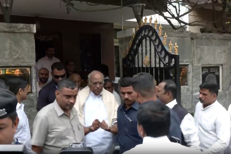 Kharge summons top Karnataka leaders to Delhi to resolve leadership tussle