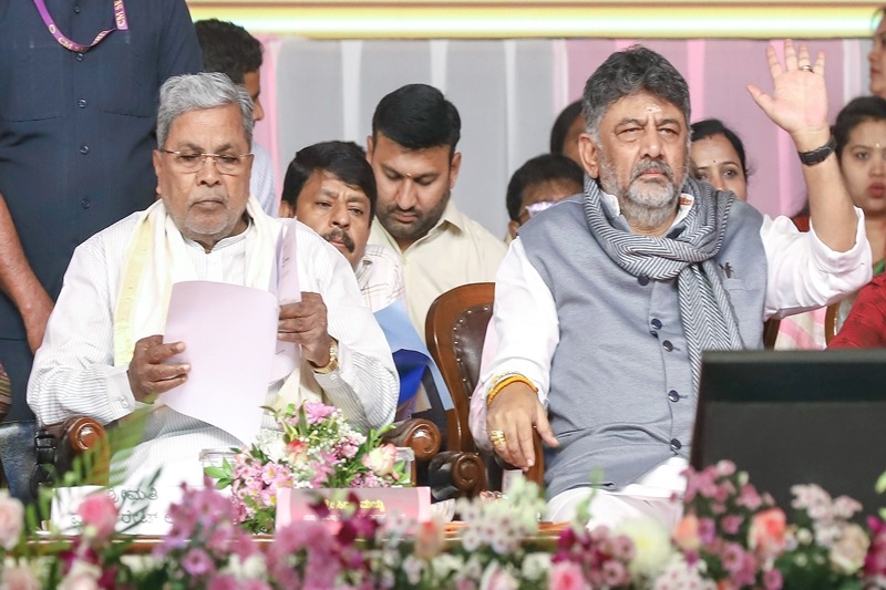 Siddaramaiah-Shivakumar asked to hold talks as Cong moves to end K'taka leadership tussle (Ld)