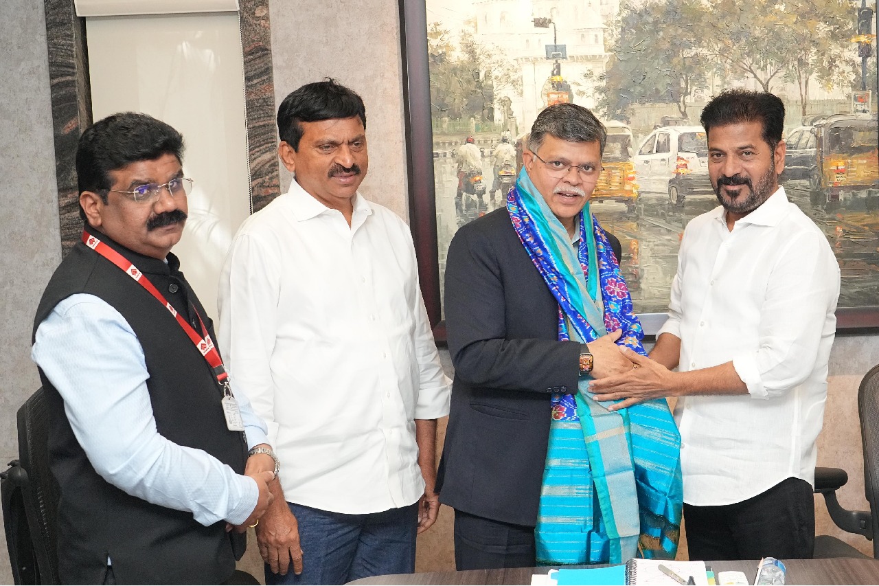 Telangana CM seeks HUDCO loans at low rates for key projects