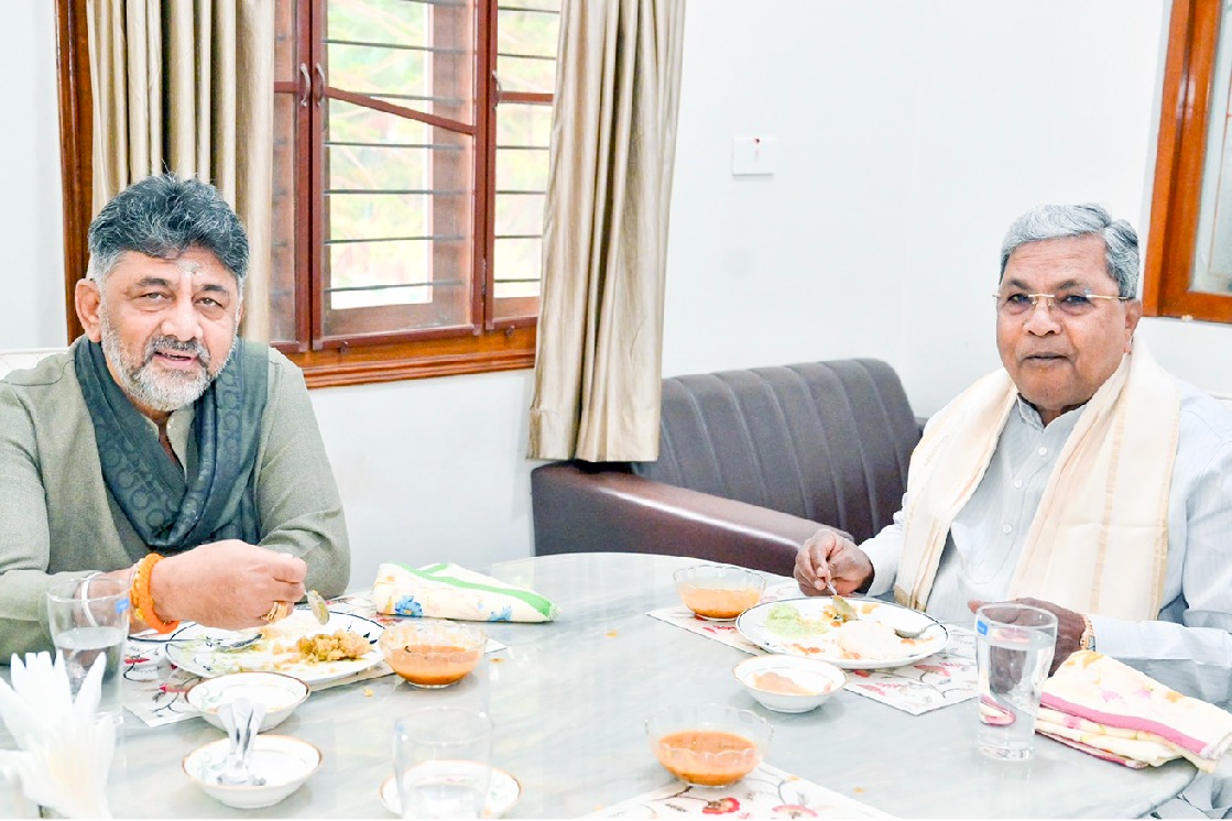 Breakfast diplomacy: Shivakumar to woo Siddaramaiah with ‘naati koli’